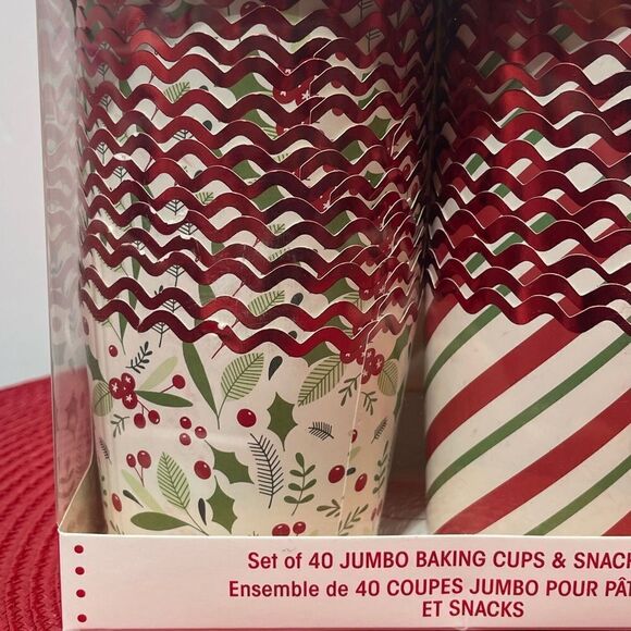 Baking Cups Red and Green Christmas 40 Jumbo Pieces NWT - Picture 3 of 6